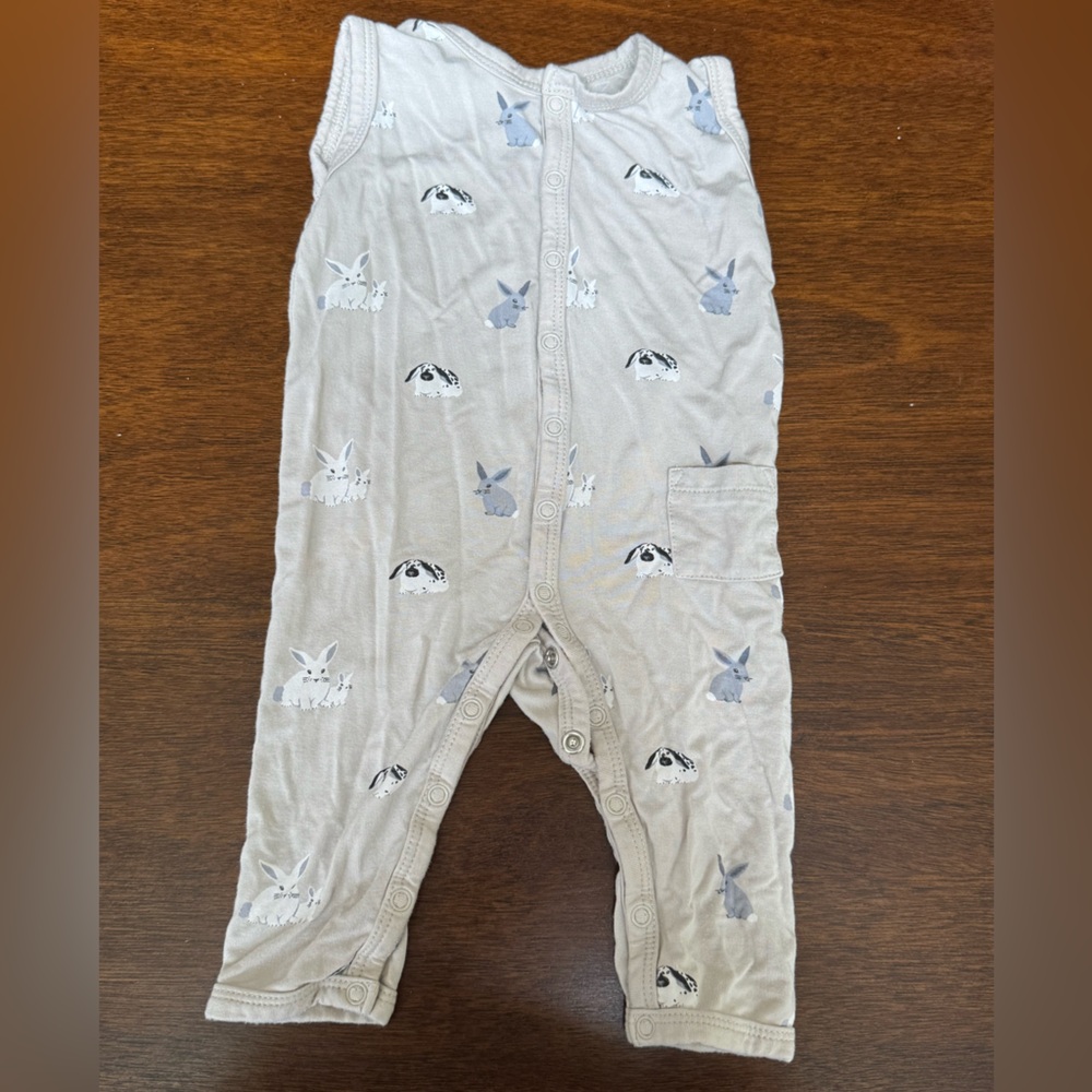 Kyte baby Bunny sleeveless snap romper. Size 3-6